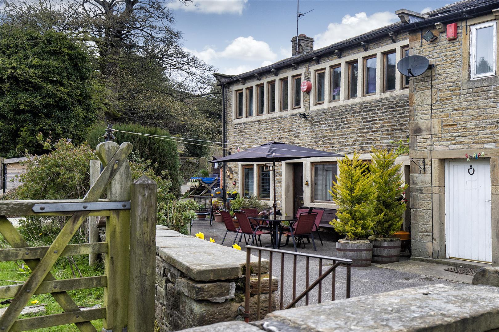 Cottage Daisy Green, Linthwaite, Huddersfield